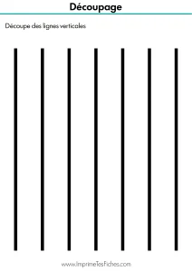 Enfant de petite section découpant des lignes verticales sur une fiche pédagogique.