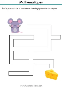 Fiche de labyrinthe simple pour maternelle avec une souris à l'entrée et un fromage à la sortie.