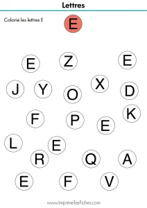 Fiche d'activité de maternelle pour identifier la lettre E capitale au milieu d'autres lettres de l'alphabet.