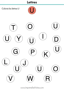 Fiche pédagogique pour apprendre à reconnaître la lettre U capitale parmi d'autres voyelles.